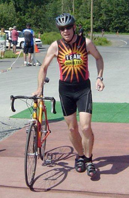 Peter McDougall crossing the finish line at the Duncan Hadley Triathlon for team Diabetes.